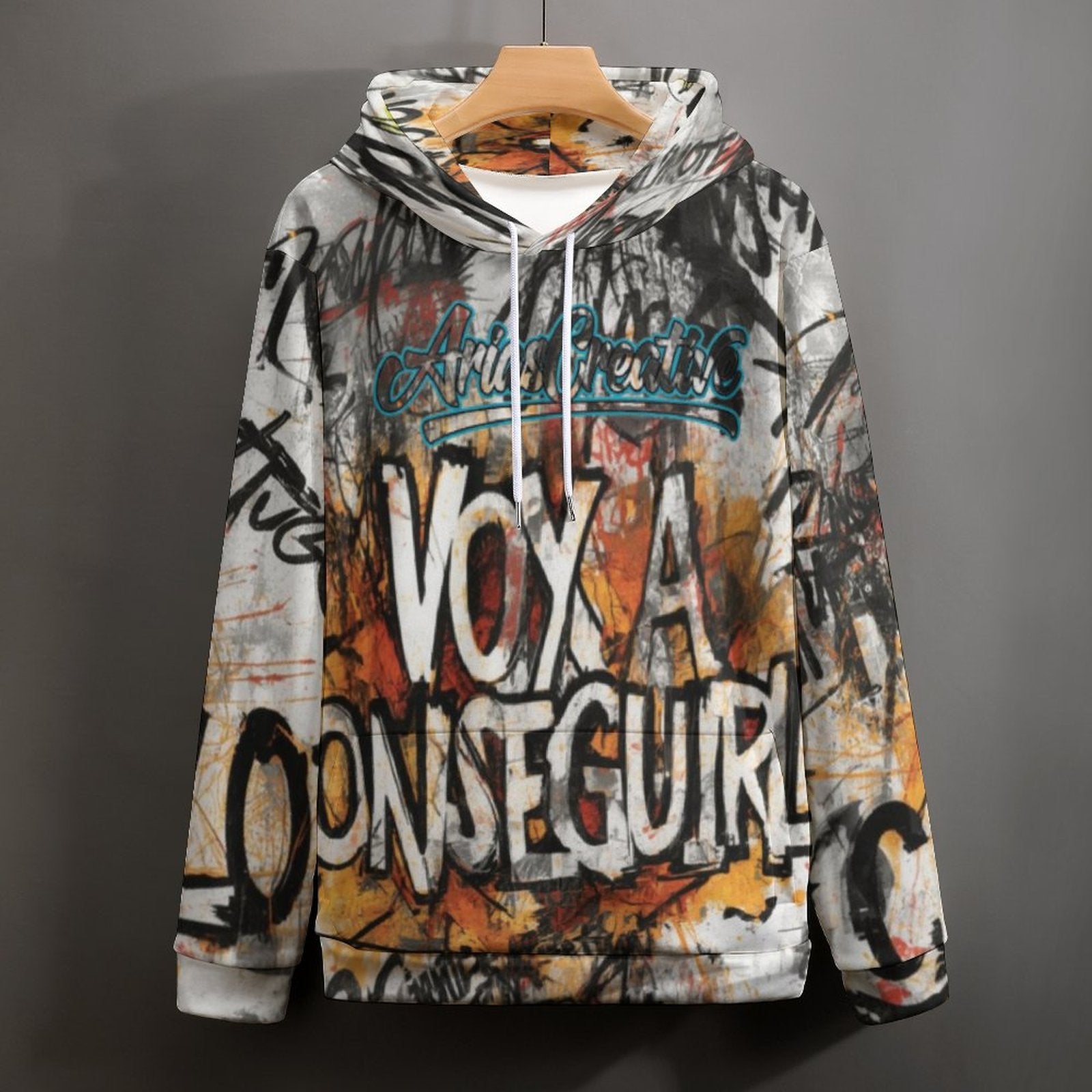 Hombre sudadera con capucha Graffiti de AriasCreative™ en diseño de impresión completa de Street Cat Luxury Streetwear.