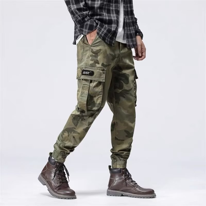 Pantalones cargo resistentes para hombre de estilo workwear urbano, con múltiples bolsillos y diseño robusto de AriasCreative.