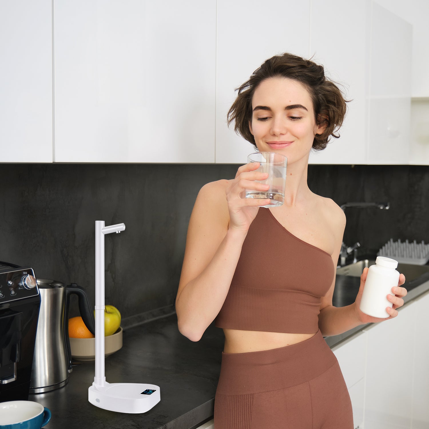 Dispensador de agua eléctrico automático de AriasCreative en color blanco y azul con tubo extensible y soporte, para botellas de 1 a 5 galones.