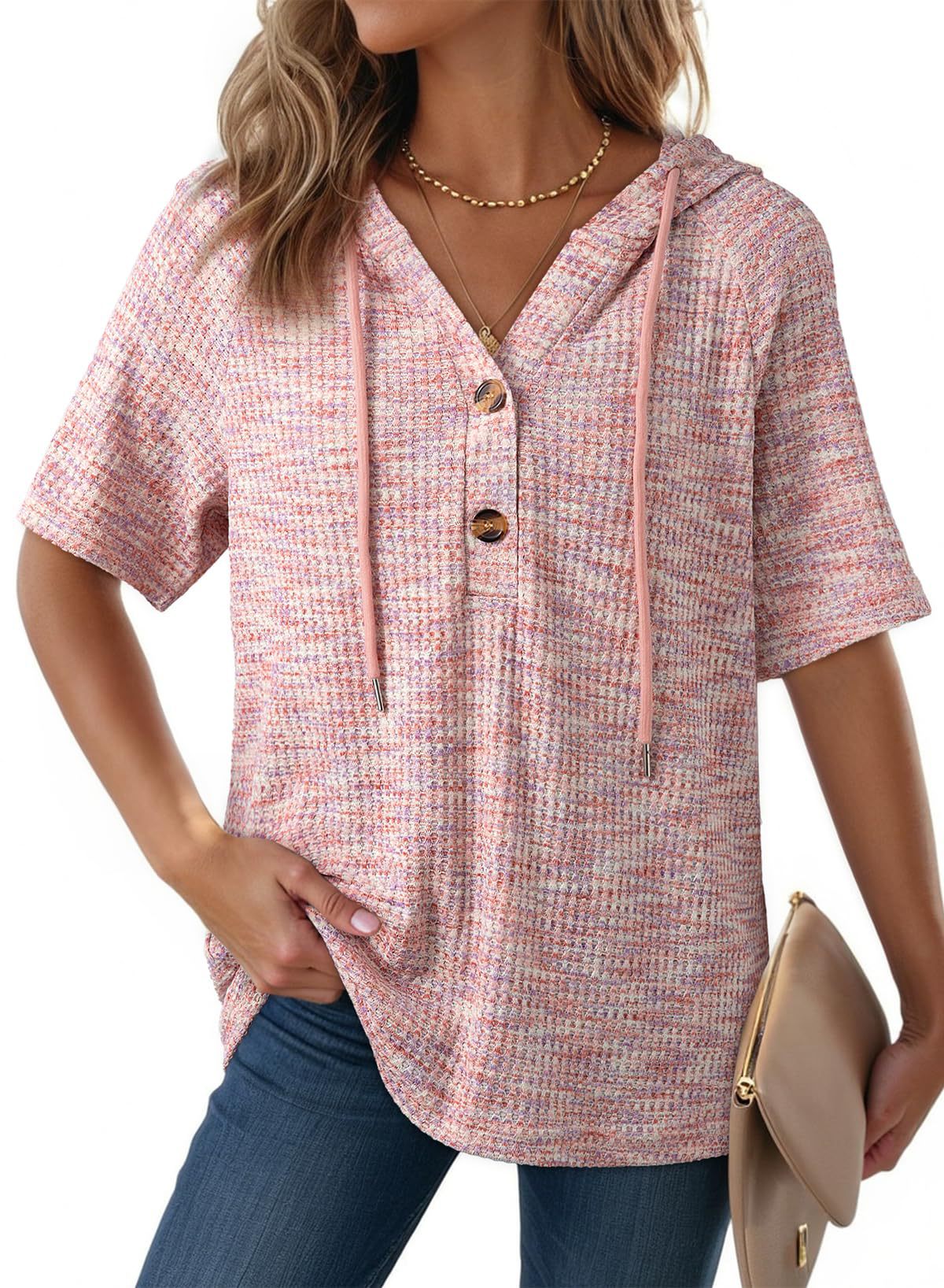 Camiseta con capucha de punto gofre y botones de la marca AriasCreative, estilo casual y elegante, vista frontal.