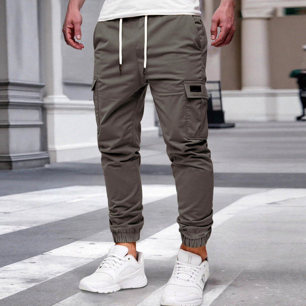Pantalones cargo para hombre de AriasCreative con múltiples bolsillos y puño elástico, estilo urbano y cómodo.