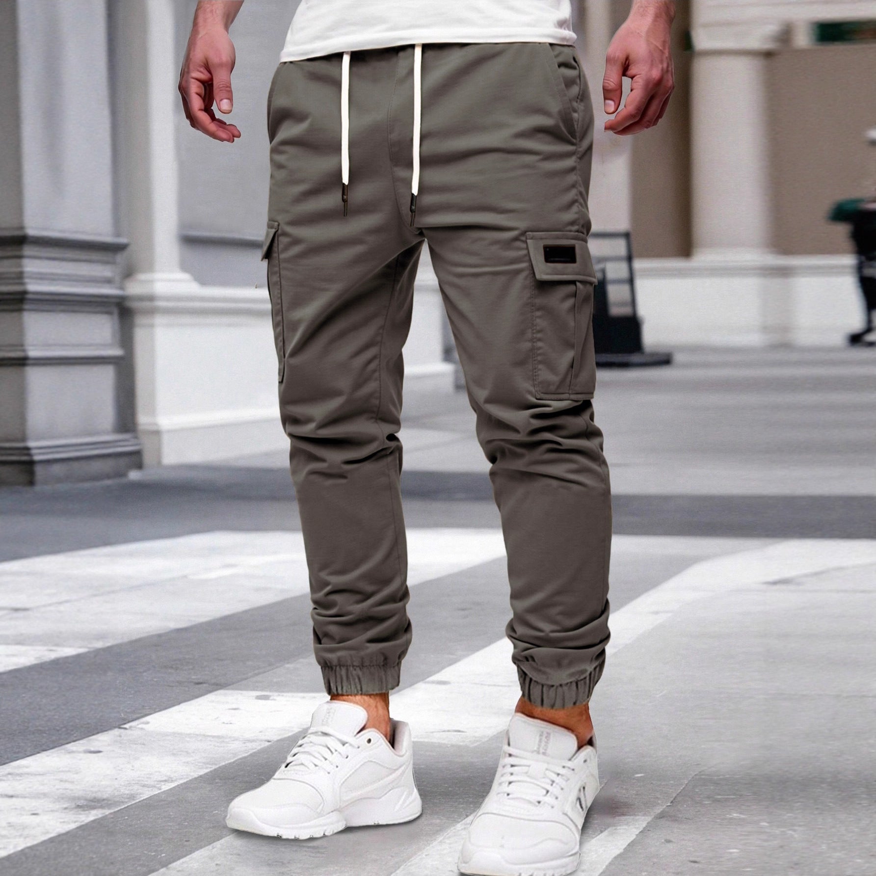 Pantalones cargo para hombre de AriasCreative con múltiples bolsillos y puño elástico, estilo urbano y cómodo.