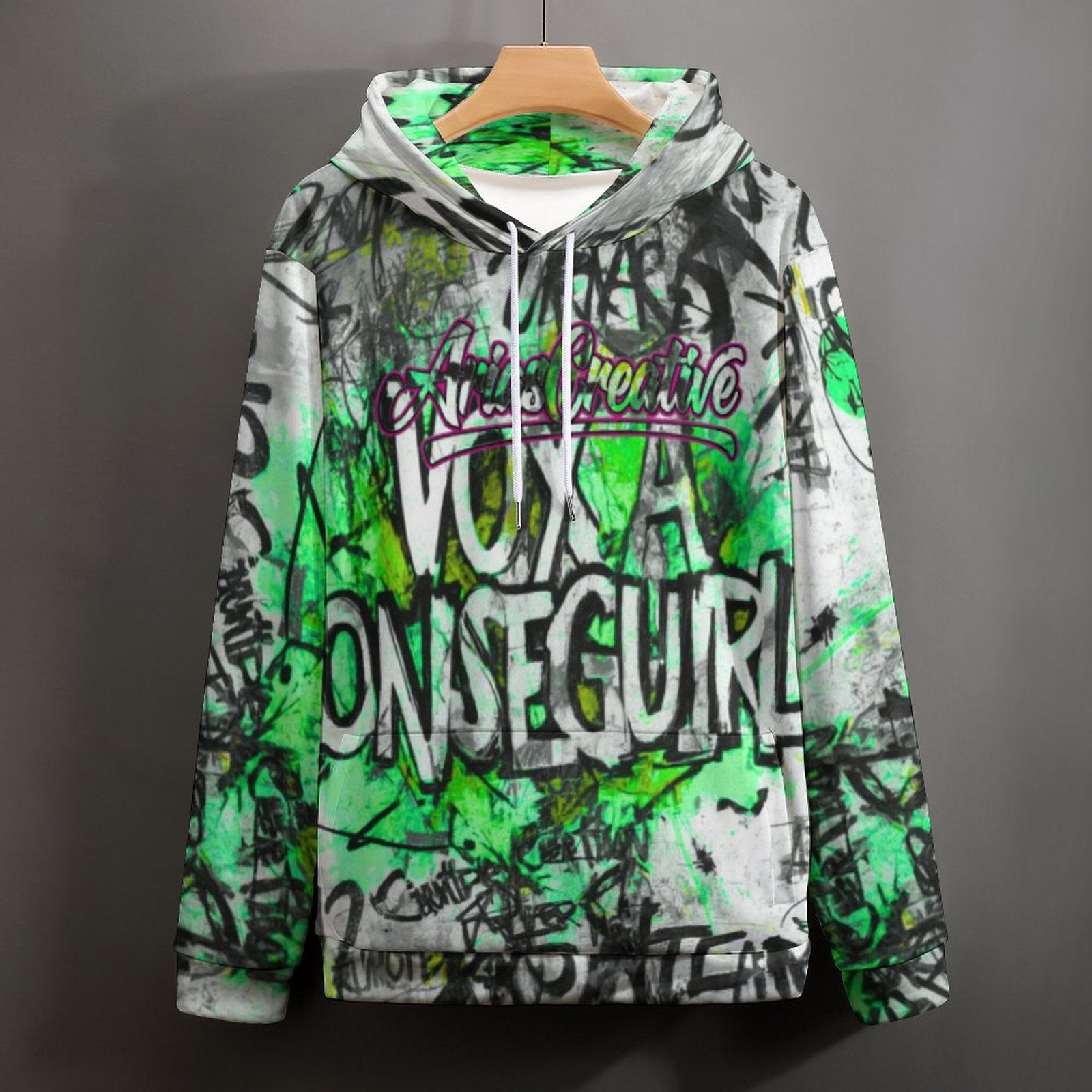 Sudadera verde para hombre de AriasCreative™ con capucha doble y diseño all-over print, estilo streetwear premium.