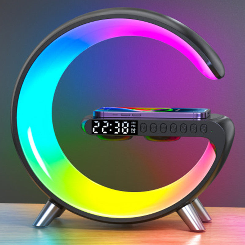 Lámpara LED inteligente en forma de G de AriasCreative con altavoz Bluetooth, cargador inalámbrico, reloj y luz ambiental RGB.