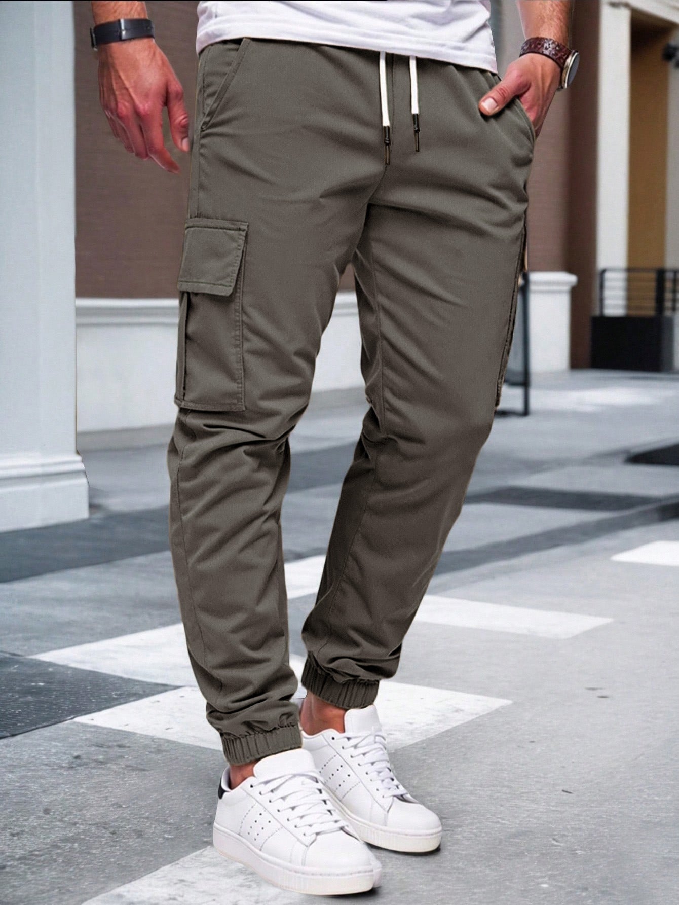 Pantalones cargo para hombre AriasCreative con múltiples bolsillos, puño elástico y estilo urbano, vista frontal.