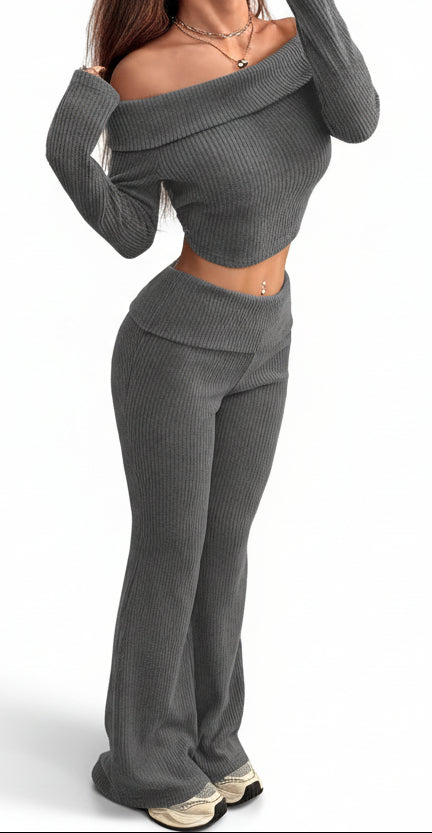 Conjunto de camiseta de manga larga y pantalones acampanados de color sólido para mujer con hombros descubiertos - ariascreative