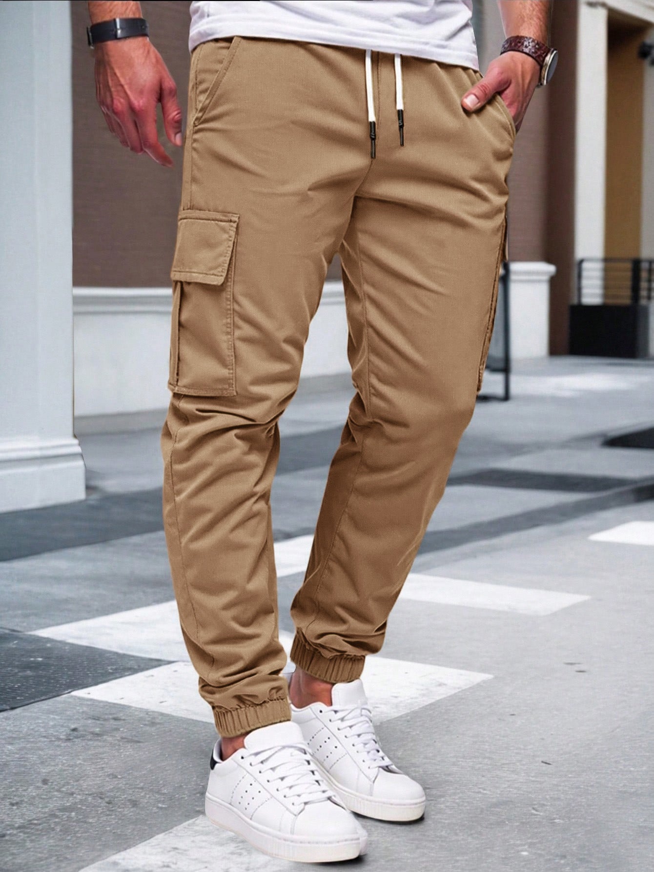 Pantalones cargo para hombre AriasCreative con múltiples bolsillos y puños elásticos, estilo urbano y casual.