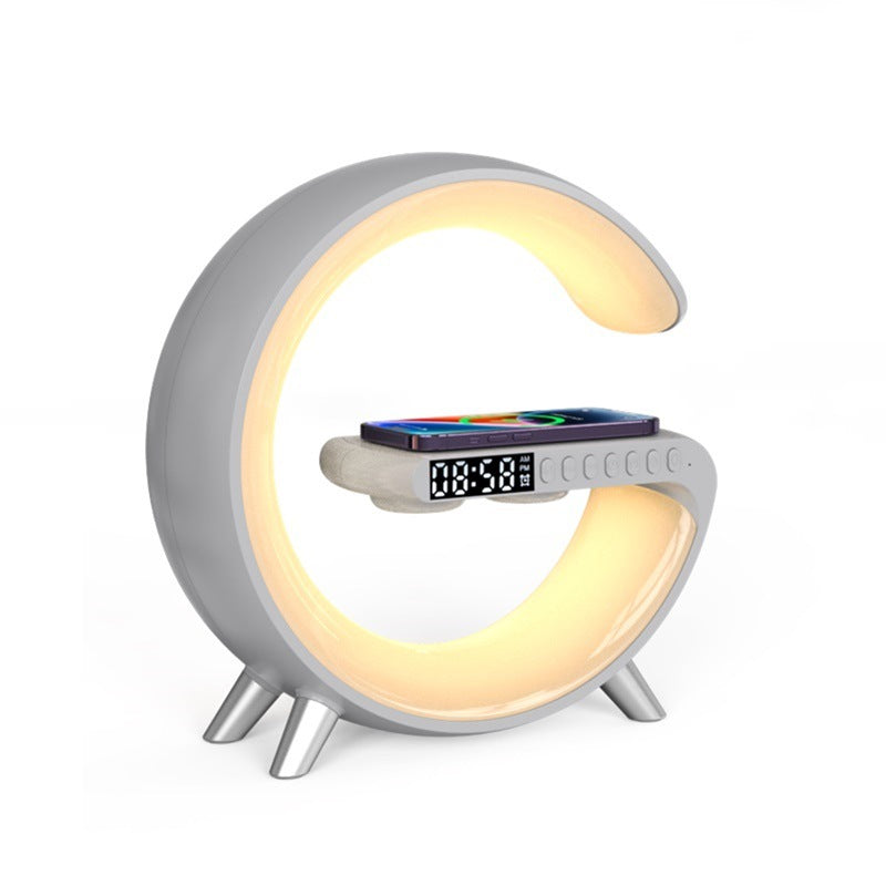 Lámpara LED inteligente en forma de G de AriasCreative con altavoz Bluetooth, cargador inalámbrico, reloj despertador y luz RGB.