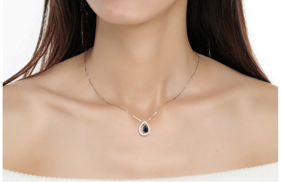 Collar Gota de Vida de AriasCreative en plata de ley 925 con ágata azul natural, mostrando el diseño elegante y colorido.