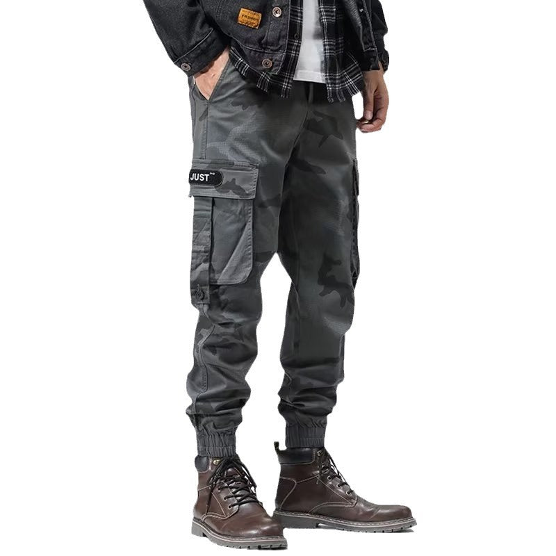 Pantalones cargo resistentes para hombre de estilo workwear urbano, marca AriasCreative, con múltiples bolsillos y diseño duradero.