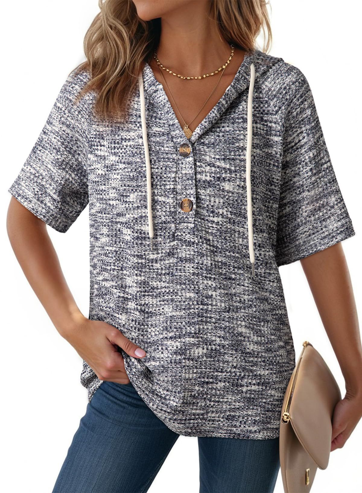 Camiseta con capucha de punto gofre de AriasCreative, con botones y estilo casual elegante, en color neutro.