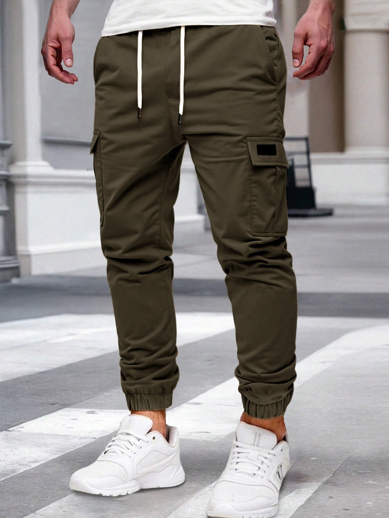 Pantalones cargo para hombre AriasCreative con múltiples bolsillos, puño elástico y estilo urbano, vista frontal.