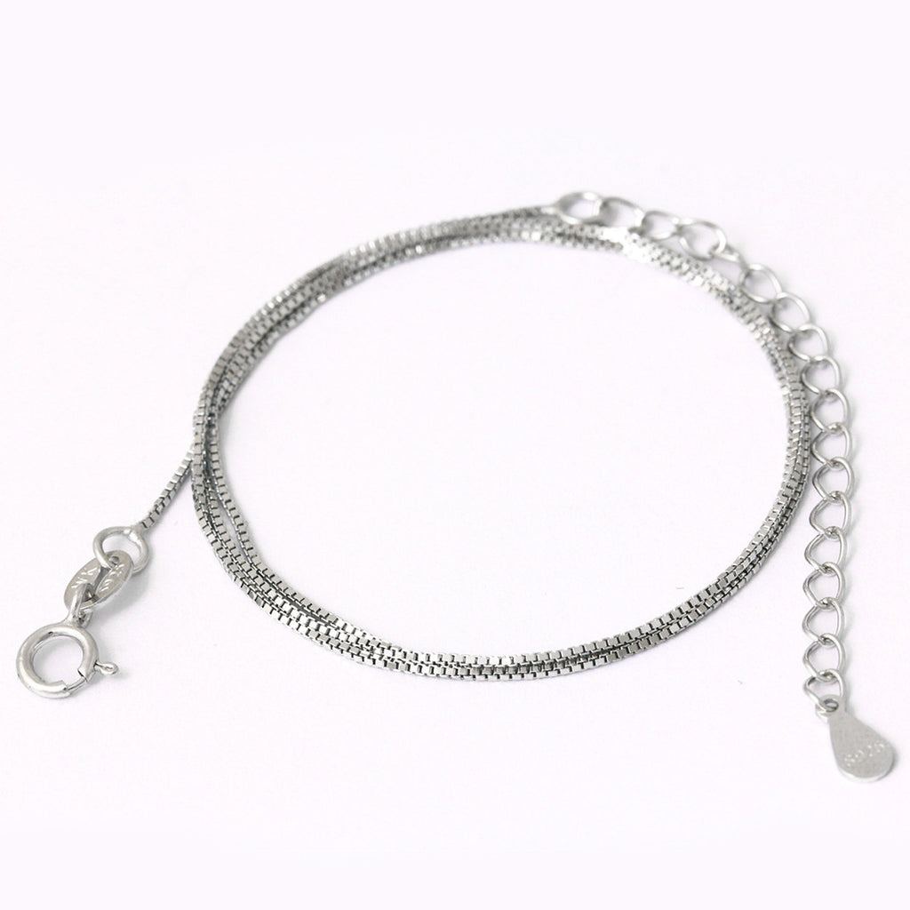 Collar Gota de Vida de AriasCreative en Plata de Ley 925 con elegante Ágata Azul Natural, visto desde un ángulo frontal.