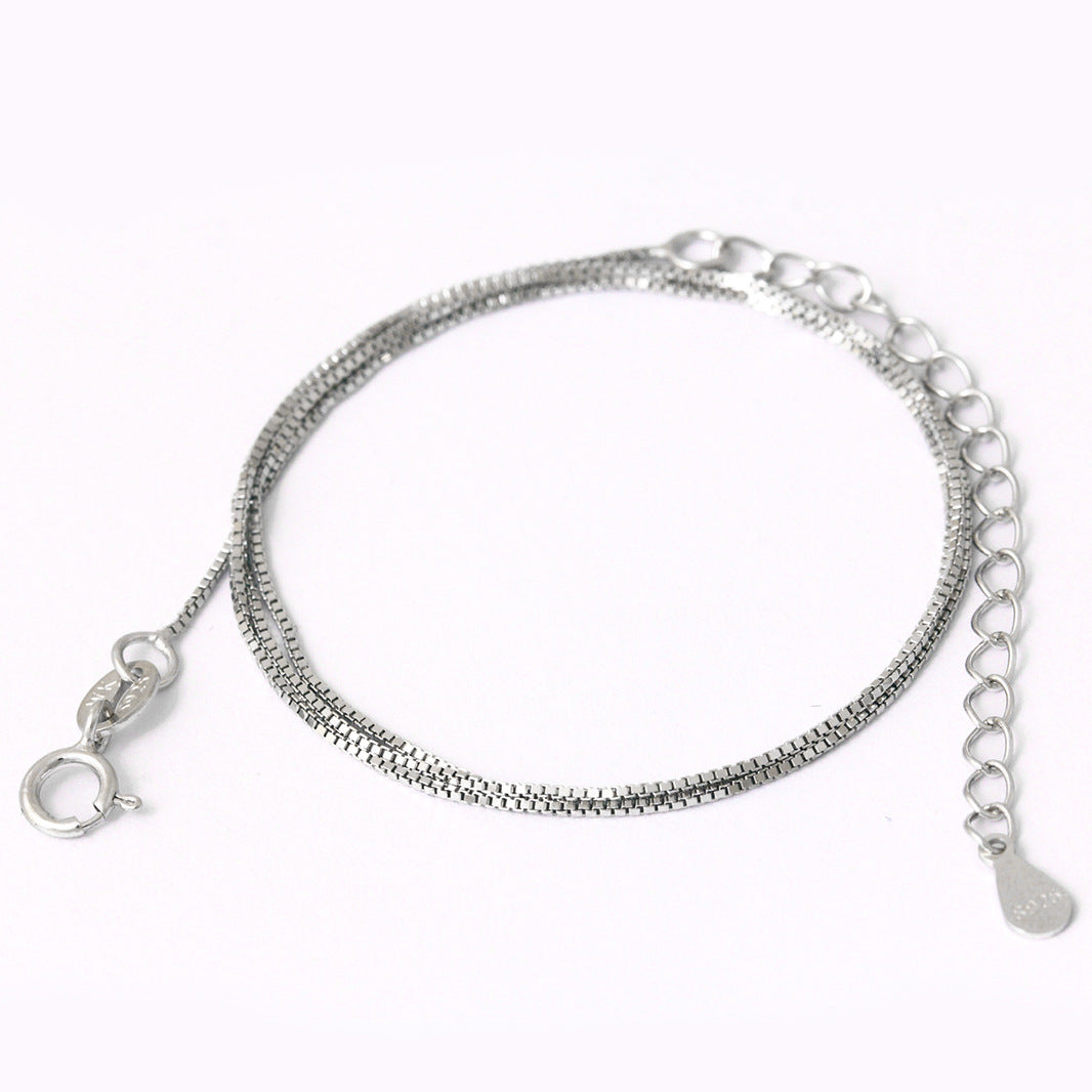 Collar Gota de Vida de AriasCreative en Plata de Ley 925 con elegante Ágata Azul Natural, visto desde un ángulo frontal.