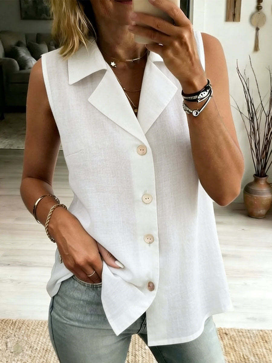 Chaleco de mujer sin mangas, liso y cómodo de AriasCreative, con diseño abotonado y ajuste suelto.