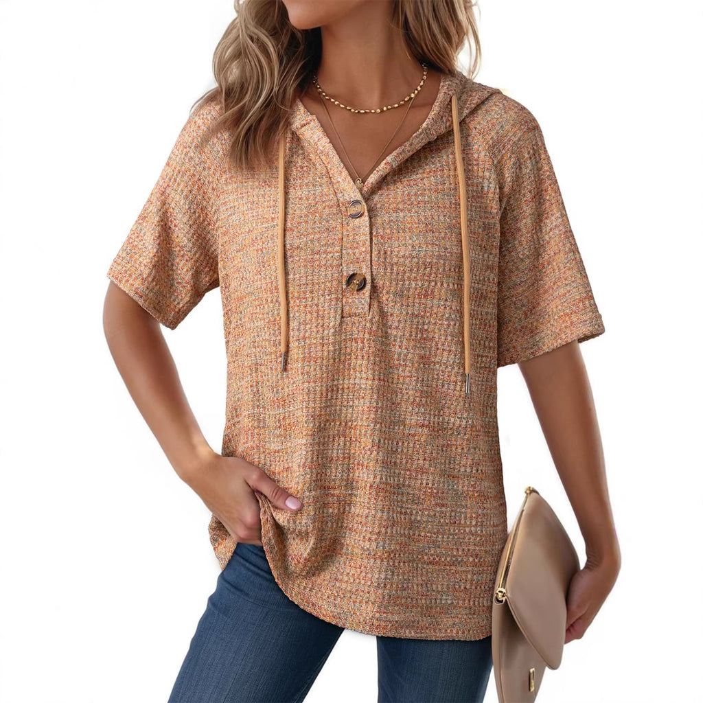 Camiseta con capucha de punto gofre y botones de la marca AriasCreative, estilo casual y elegante.