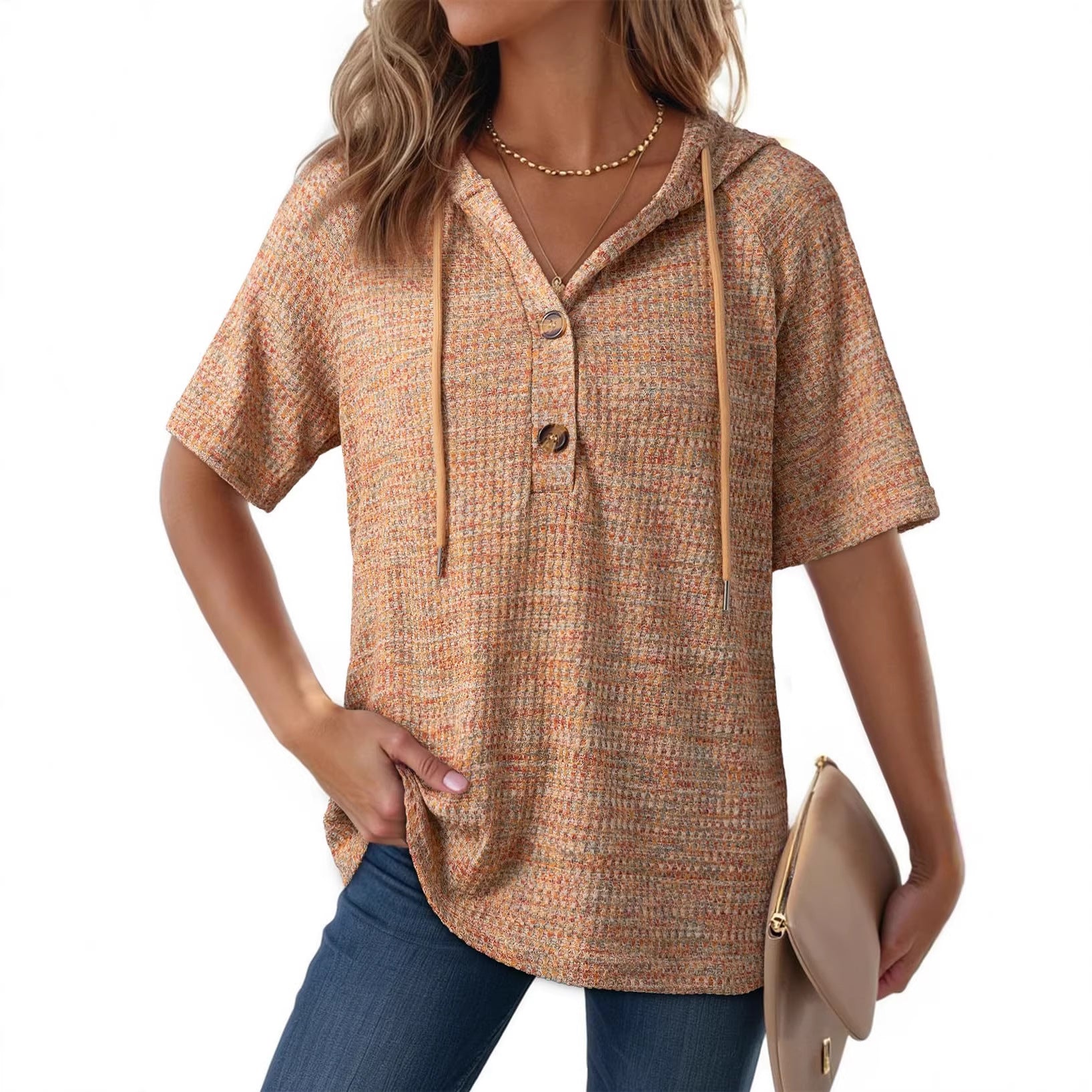 Camiseta con capucha de punto gofre y botones de la marca AriasCreative, estilo casual y elegante.