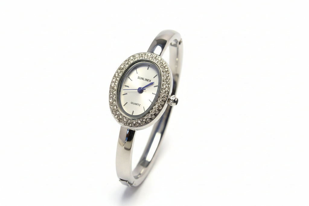 Reloj elegante de mujer AriasCreative con diseño ovalado y pulsera de aleación, adornado con cristales brillantes.