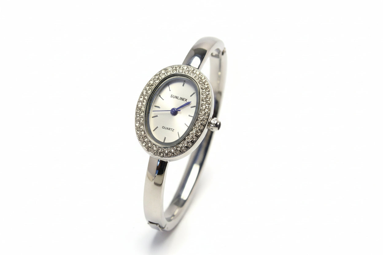 Reloj elegante de mujer AriasCreative con diseño ovalado y pulsera de aleación, adornado con cristales brillantes.