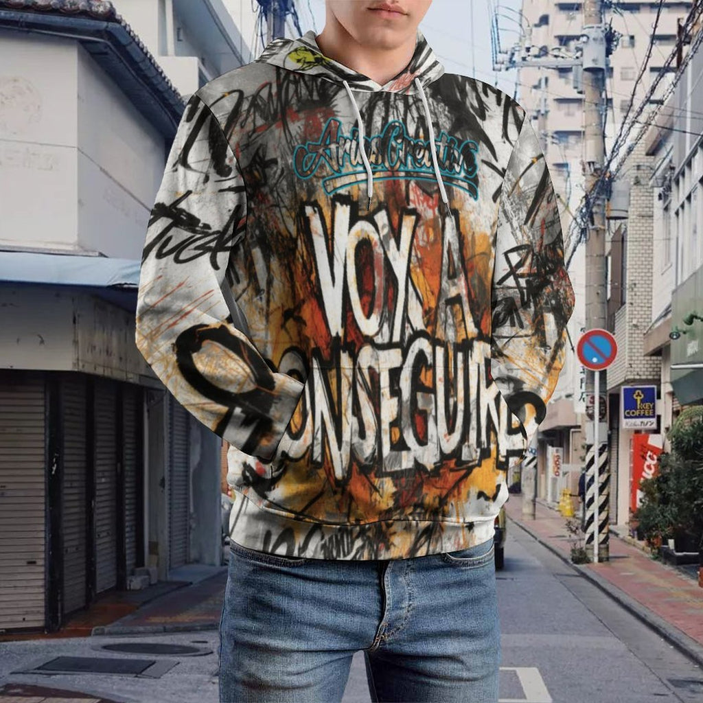 Hombre con sudadera con capucha Graffiti de AriasCreative™, diseño urbano en estampado completo de peaprint.
