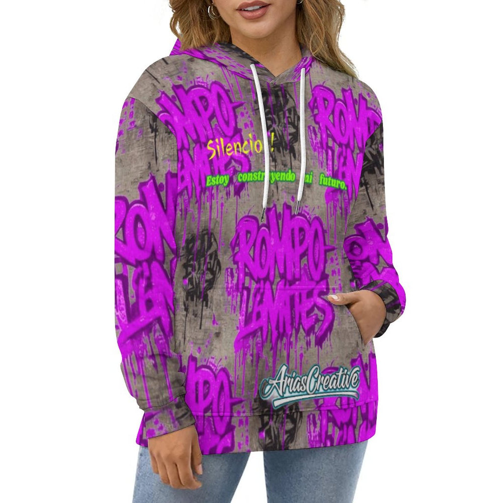 Sudadera con capucha AriasCreative "ROMPO MIS LÍMITES" en rosa y gris brillante con patrón graffiti, detalles de moda juvenil.