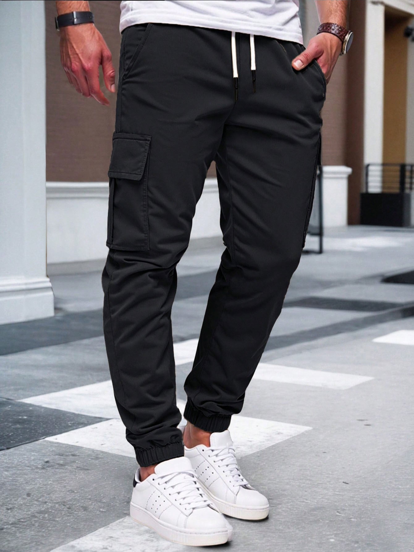 Pantalones cargo para hombre AriasCreative, estilo urbano, con múltiples bolsillos y puños elásticos, en color neutro.