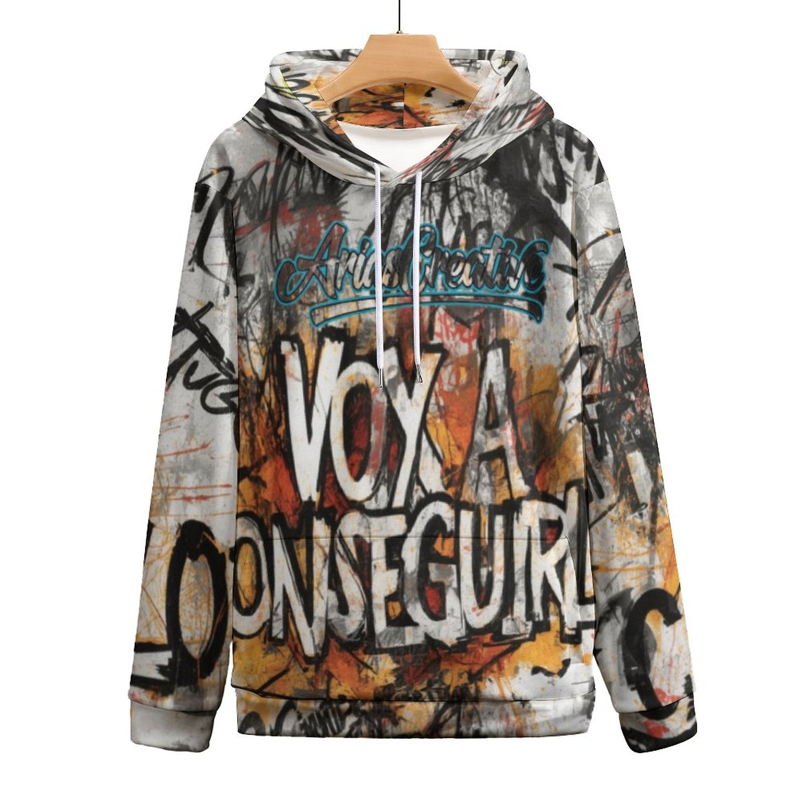 Hombre con sudadera con capucha Graffiti de AriasCreative™ en estilo streetwear, diseño de gato callejero en impresión total.