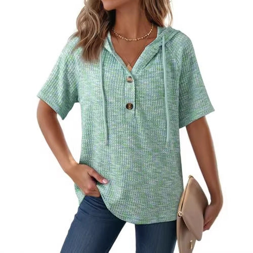 Camiseta con capucha en tejido de gofre de AriasCreative, con detalle de botones, estilo casual y elegante.