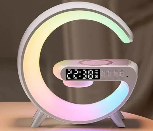 Lámpara LED inteligente en forma de G de AriasCreative con altavoz Bluetooth, cargador inalámbrico, reloj y luz RGB para hogar.
