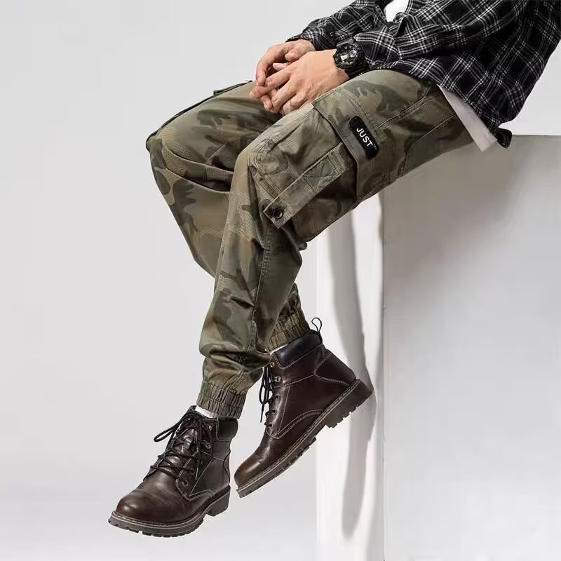 Pantalones cargo resistentes para hombre de AriasCreative, estilo workwear urbano, con múltiples bolsillos y diseño duradero.