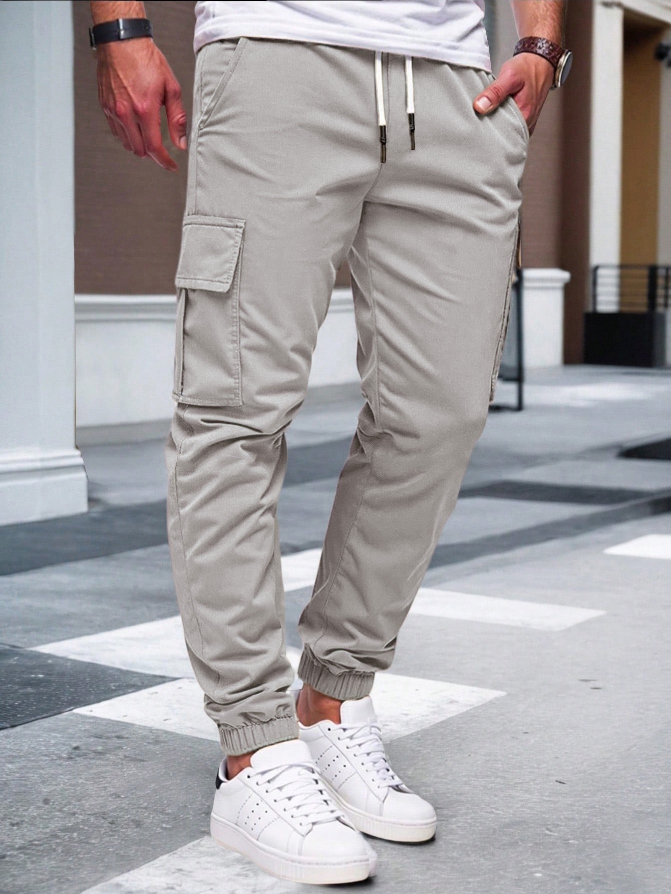Pantalones cargo para hombre AriasCreative con múltiples bolsillos, puños elásticos y estilo urbano, en color oscuro.