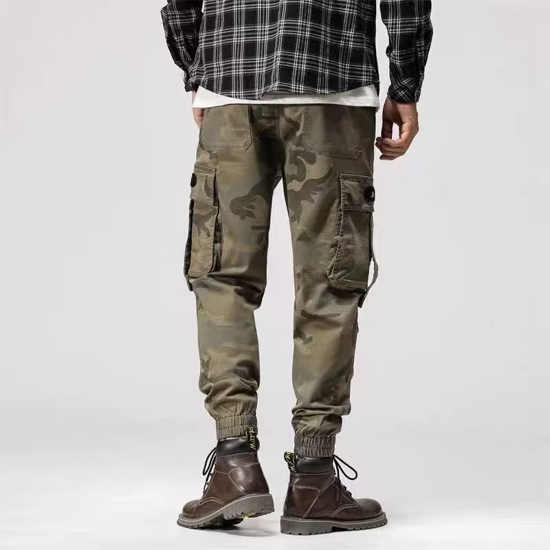 Pantalones cargo resistentes para hombre de estilo workwear urbano, marca AriasCreative, con bolsillos y diseño duradero.