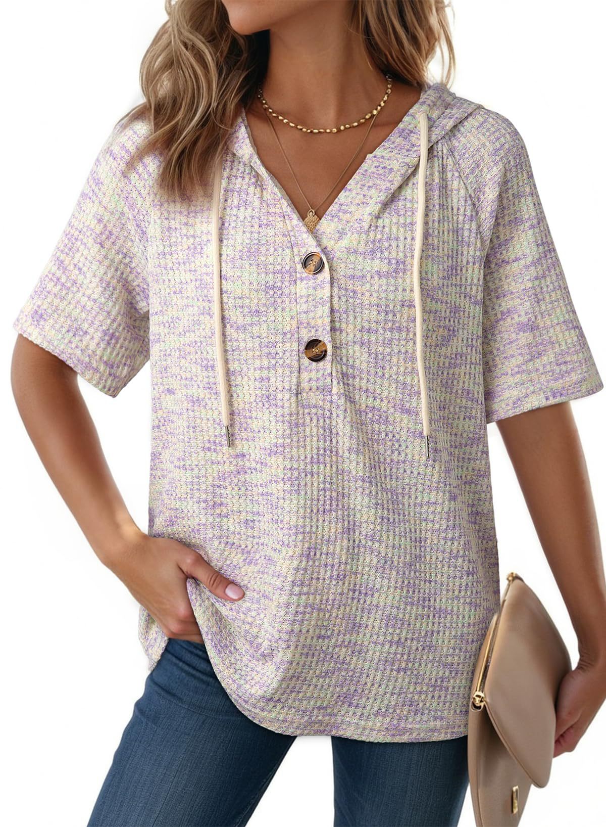 Camiseta con capucha de punto gofre de AriasCreative, con detalles de botones y estilo casual elegante, vista frontal.