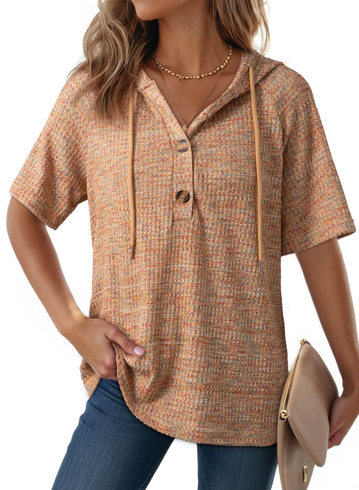 Camiseta con capucha de punto gofre y detalle de botones de la marca AriasCreative, estilo casual y elegante, vista frontal.