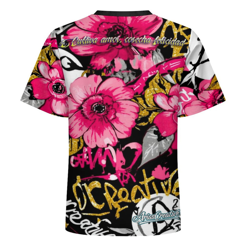 Camiseta manga corta AriasCreative Urban Bloom con diseño floral y mensaje "Cultiva amor, cosecha felicidad" en colores vivos.