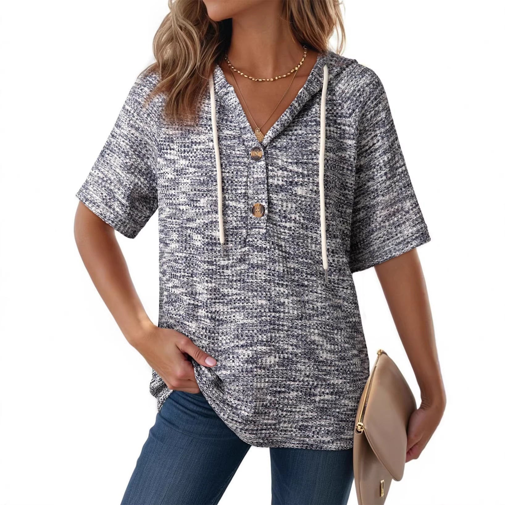 Camiseta con capucha de punto gofre y botones de la marca AriasCreative, diseño casual y elegante para mujer.