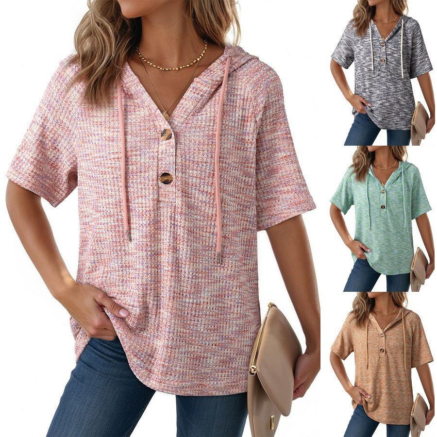 Camiseta con capucha de punto gofre de AriasCreative, con botones y estilo casual elegante, vista frontal en color neutro.
